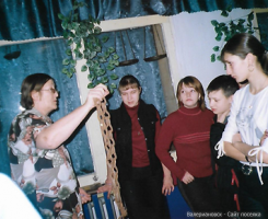 2004 год. Перцева Л.Ф в краеведческом  музее школы.