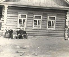 Первое здание поселкового совета. 